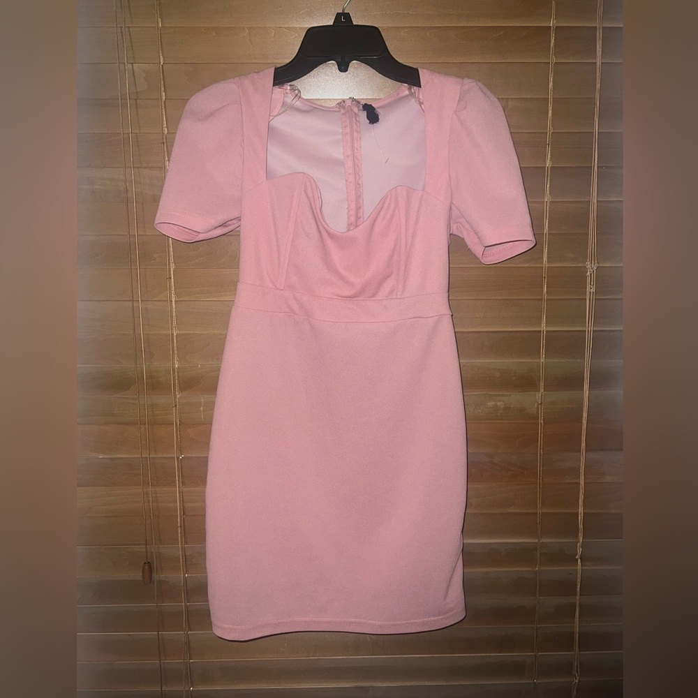 It gives an Easter/baby shower vibe and it’s so beautiful and fitted on